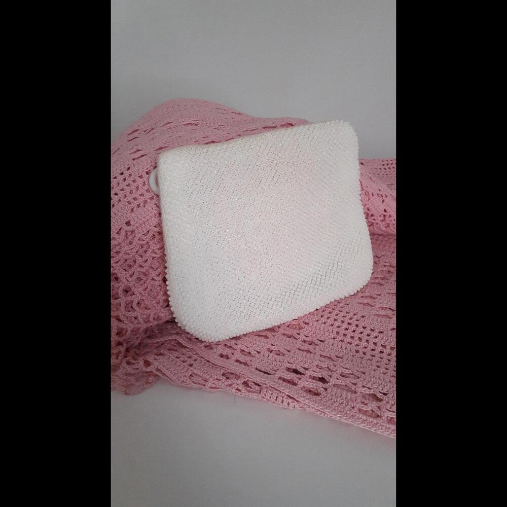 Chic White Beaded Clutch Bag with Zipper Closure